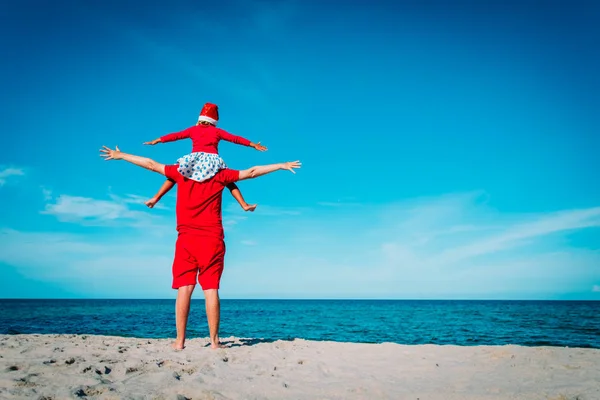 Gelukkige vader met kleine dochter spelen op het strand met Kerstmis — Stockfoto