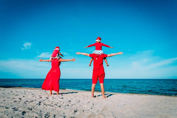 Familia feliz con niños en vacaciones tropicales de Navidad —  Fotos de Stock