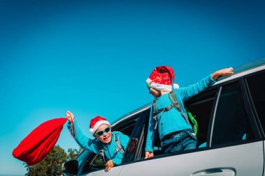 Noel Arabası Seyahati - mutlu erkek ve kız kış yolculuğunun keyfini çıkarın