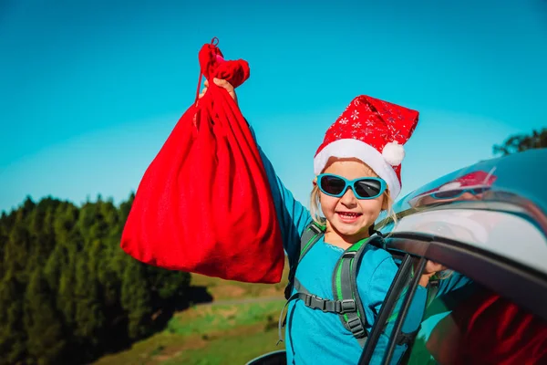 Різдвяний автомобіль подорожі щаслива маленька дівчинка любить подорожувати взимку — стокове фото