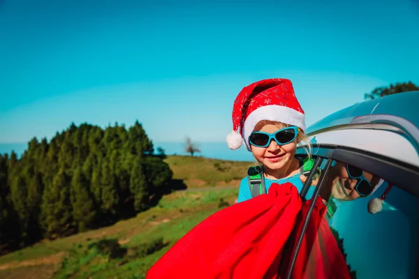 Weihnachten Auto reisen - glückliches kleines Mädchen liebt Reisen im Winter — Stockfoto