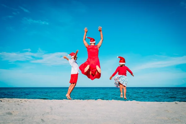 Família feliz com crianças em férias tropicais de Natal — Fotografia de Stock