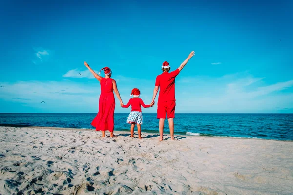 Gelukkige familie-moeder, vader en kind-op tropische Kerst vakantie — Stockfoto