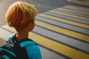 sırt çantası ile küçük çocuk okula git