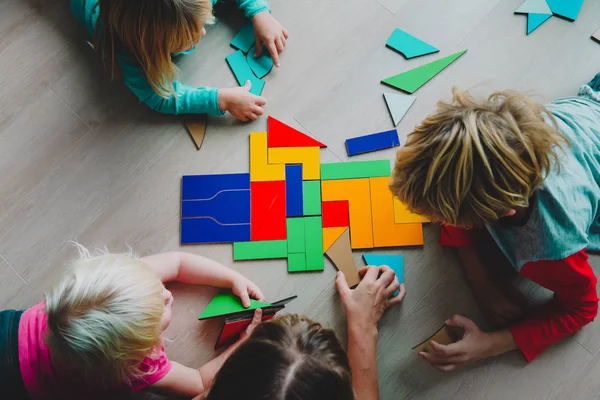 Öğretmen ve çocuklar bulmacayla oynar, tangram yaparlar. — Stok fotoğraf