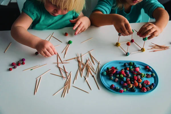 Barn gör geometriska former, engineering och stamceller — Stockfoto