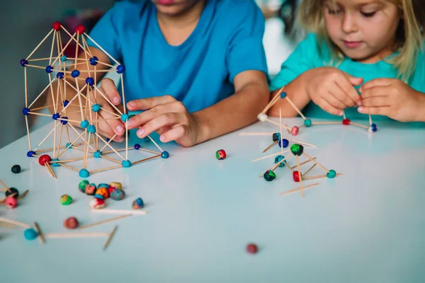 Mühendislik yapma geometrik şekiller çocuklar ve kök — Stok fotoğraf