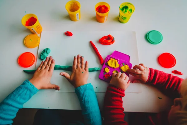 Kinderen spelen met klei vormen, leren en spelen — Stockfoto