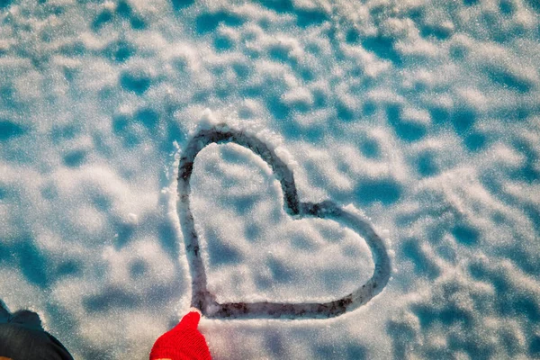 Рисуя сердце на снегу, любите концепцию зимы — стоковое фото