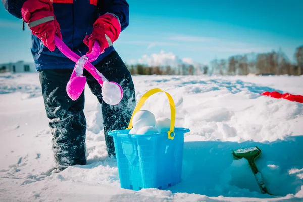 Criança fazendo bolas de neve no inverno natureza, as crianças brincam ao ar livre — Fotografia de Stock