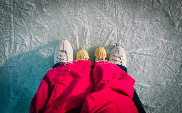Madre e hijo patinando juntos en invierno —  Fotos de Stock