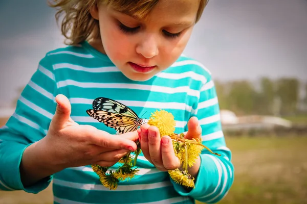 Bonito menina olhando para butterfy, crianças aprendendo natureza — Fotografia de Stock