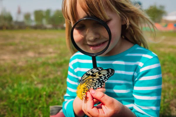 Bonito menina olhando para butterfy, crianças aprendendo natureza — Fotografia de Stock