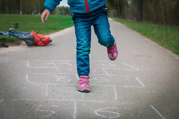 Bambina che gioca hopscotch all'aperto, giochi attivi — Foto Stock
