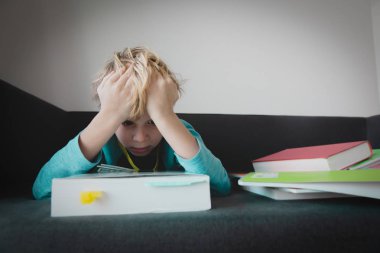 çocuk okuma stresli yorgun, ödev yapıyor