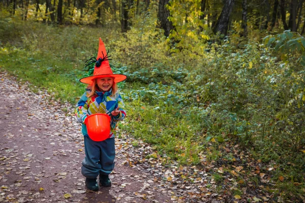 Pequeña chica truco o tratar en la naturaleza, prepararse para halloween — Foto de Stock