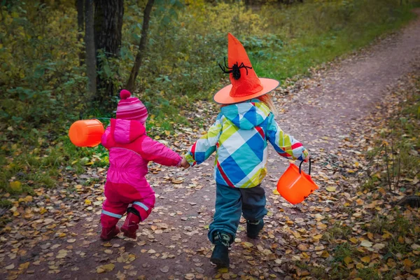 Küçük kızlar hile veya tedavi, cadılar bayramı kutlama koşmak — Stok fotoğraf