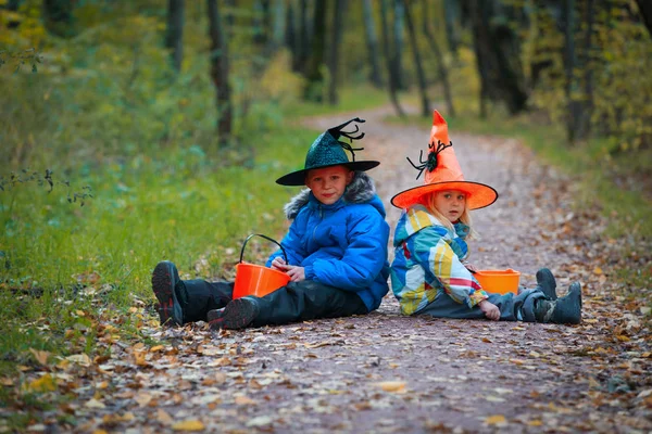 Niños en el disfraz de Halloween truco o tratar en otoño —  Fotos de Stock