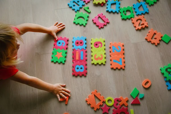 Bulmaca, erken eğitim ile oynarken küçük kız