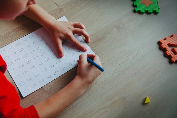 Kleine jongen leren schrijf-en culculate — Stockfoto