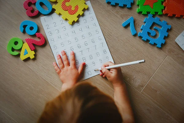 Liten flicka lärande skriva och culculate Numbers — Stockfoto