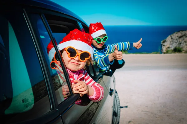 快乐的小男孩和女孩享受在海岸上开车旅行 — 图库照片