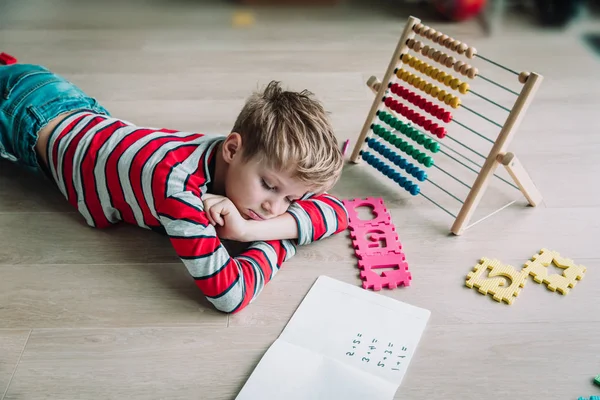 Pojke trött stressad av att göra läxor hemma — Stockfoto
