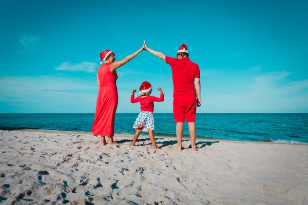 Glückliche Familie mit Kinderspiel im tropischen Weihnachtsurlaub — Stockfoto