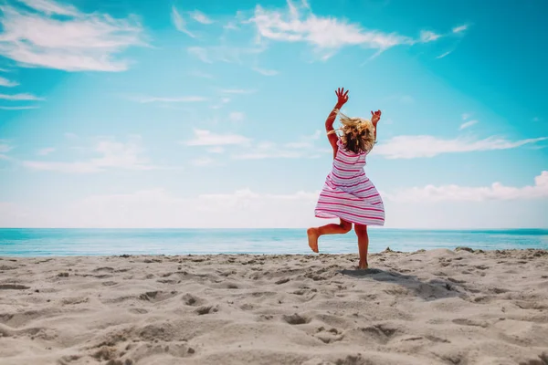 Słodkie mało dziewczyna taniec grać na letniej plaży — Zdjęcie stockowe