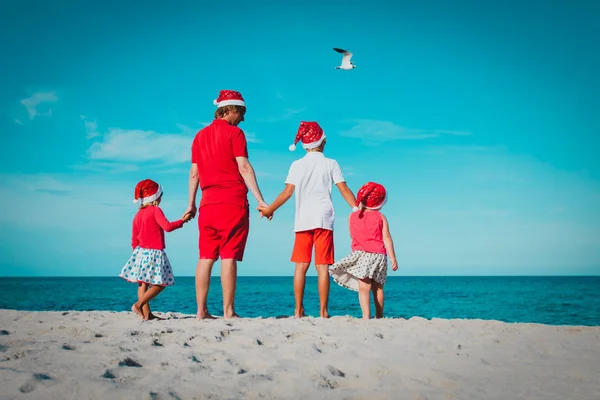 Otec s dětmi na tropickém vánočním dovolené — Stock fotografie