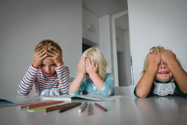 Les enfants ennuyés de faire leurs devoirs, d'apprendre le stress — Photo