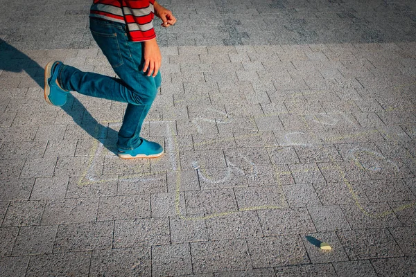 Kid spela hoppa hage på lekplatsen utomhus — Stockfoto