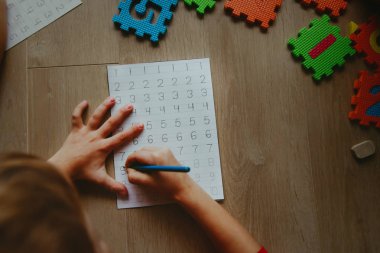 küçük çocuk sayılar yazmayı öğrenme, aritmetik, hesaplama