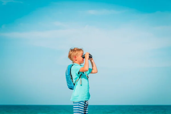 Šťastný chlapec cestování na pláži, Rodinná plážová cesta — Stock fotografie