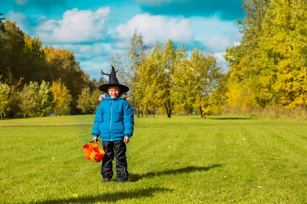 Niño feliz prepararse para la celebración de Halloween, truco de niño o tratar — Foto de Stock