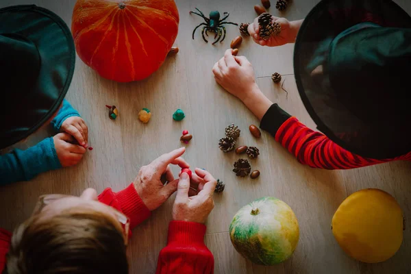 Père et enfants de la famille se préparent pour la fête d'Halloween — Photo