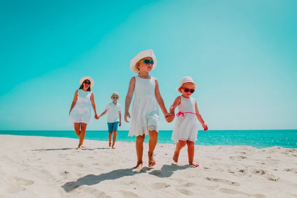 Feliz caminhada em família na praia, mãe com crianças desfrutar do mar — Fotografia de Stock