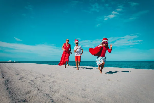 Mutlu aile- anne, oğul ve kızı- sahilde Noel kutluyor — Stok fotoğraf