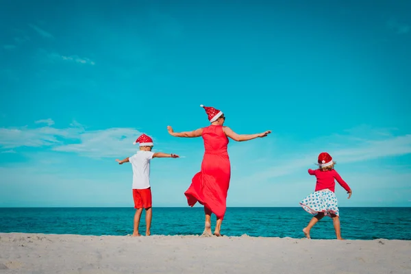 Noel tatil tropikal çocukları ile mutlu anne — Stok fotoğraf