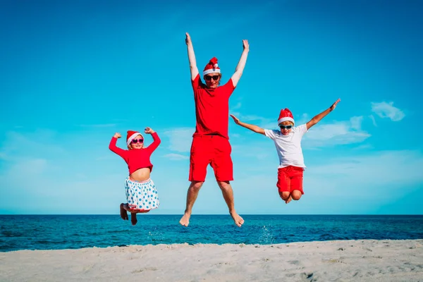Família feliz com crianças em férias tropicais de Natal — Fotografia de Stock