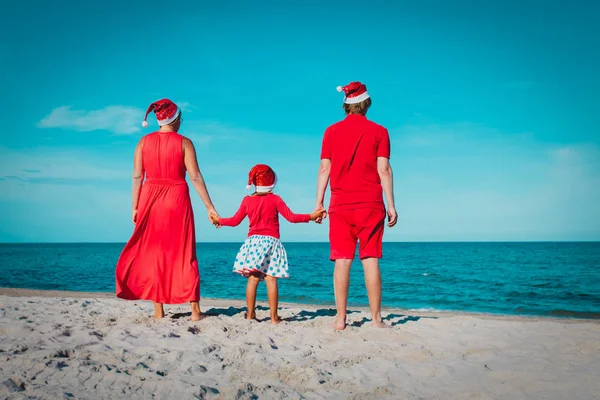 Rodina-Matka, otec a dítě-na tropickém vánočním dovolené — Stock fotografie
