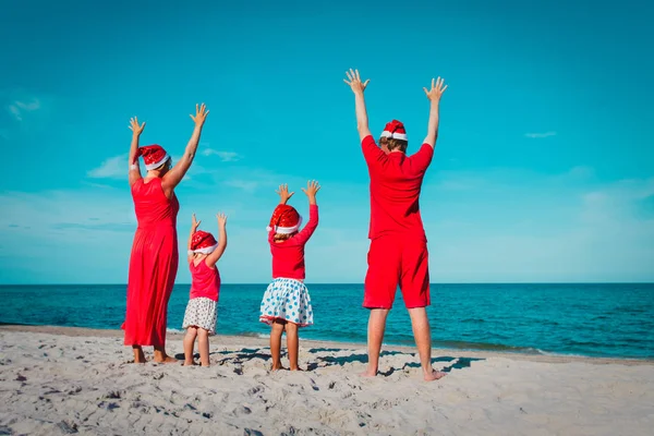Šťastná rodinka, otec a děti-na tropickém vánočním dovolené — Stock fotografie