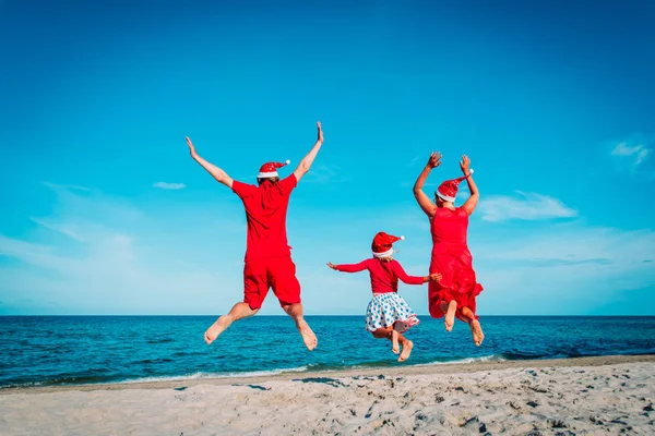 Feliz família-mãe, pai e filho em férias tropicais de Natal — Fotografia de Stock