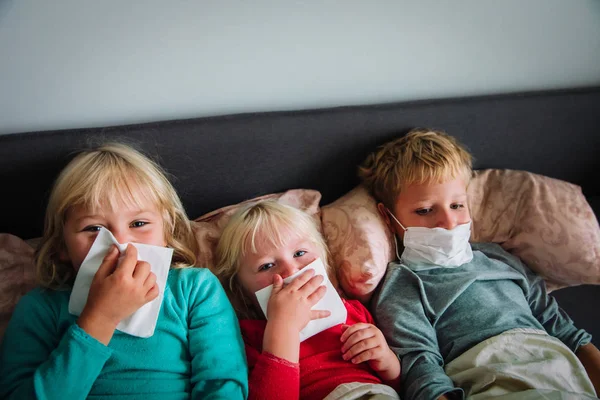 Хворі діти, хлопчик і дівчатка витирають і дують ніс — стокове фото