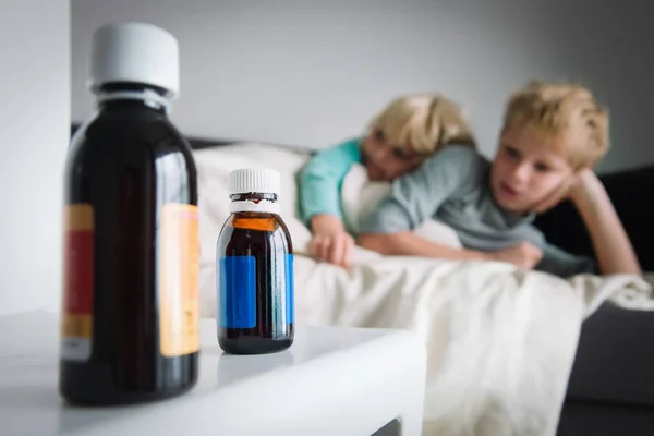 Beteg gyerekek láz otthon, gyógyszerek az asztalon — Stock Fotó