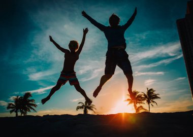 Baba ve oğul sunset beach adlı atlama