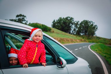 Yılbaşı arabası- mutlu kız ve erkek kışın seyahat eder