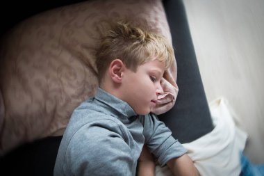 Evde ateşi olan hasta çocuk, acı konsepti.