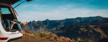 Çocuklar seyahat dinlenmek doğa arabaya, dağlarda aile tatil