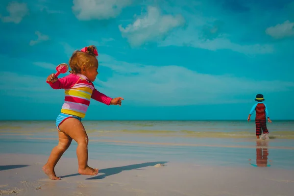 Gelukkig kinderen- schattig klein baby meisje en jongen op strand vakantie — Stockfoto